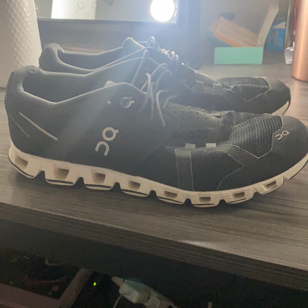 On Cloud Tennis Shoes women’s size 9.5